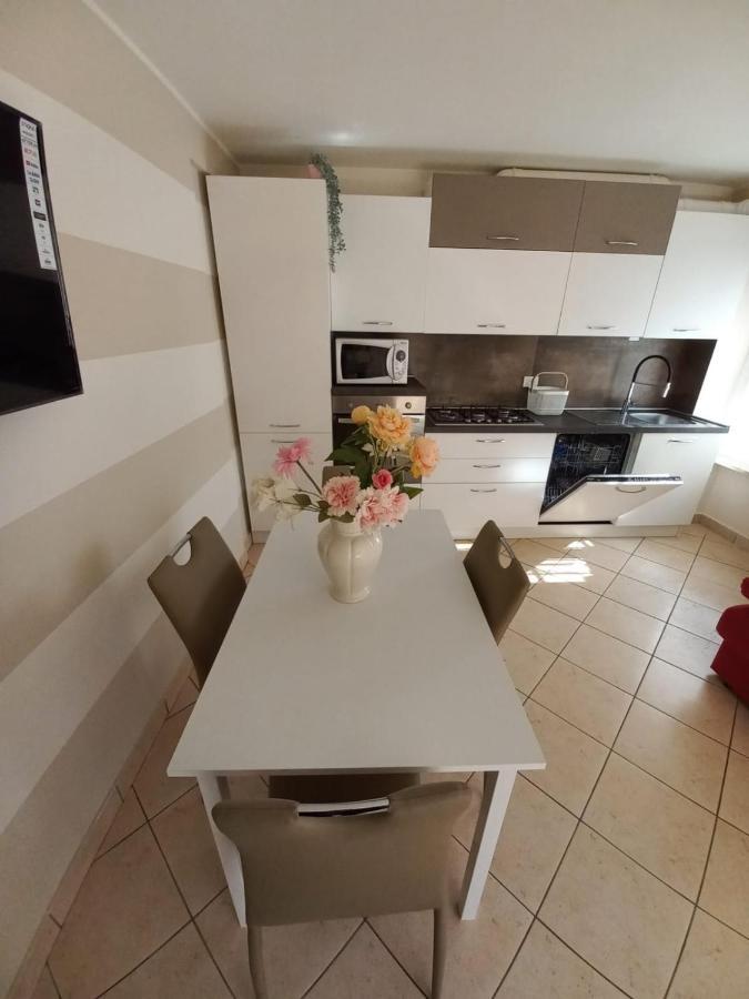 Vicolo 11 Apartment Calmasino Bagian luar foto